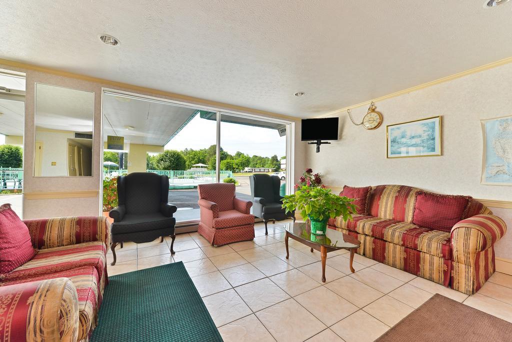 Americas Best Value Inn Suites South Boston Bagian luar foto